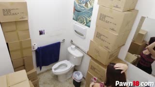 এই বড় মাই ব্রুনেটকে পন বাথরুমে কঠোর ঠাপানো হলো