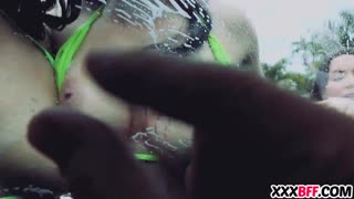 Sdílím tvrdý pták s oblými kamarádkami v divoké skupinové zábavě