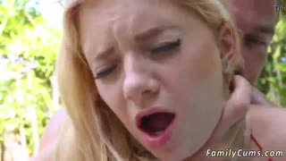 Petite jeune en aventure de séduction estivale