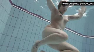 Η Sara Bombina Επιδεικνύει Μεγάλες Καμπύλες και μικρά 18+ Χάρη