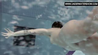 Η Sara Bombina Επιδεικνύει Μεγάλες Καμπύλες και μικρά 18+ Χάρη