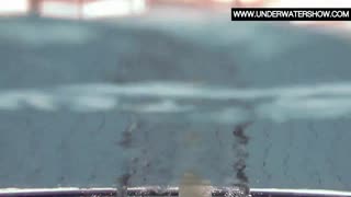 Sara Bombina mempamerkan lengkung besar dan daya tarikan kerdil 18+