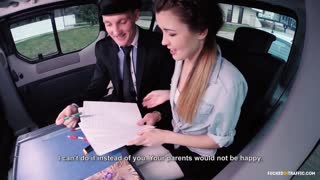 شيني شاين التشيكية تركب السائق في المقعد الخلفي وسط الزحمة