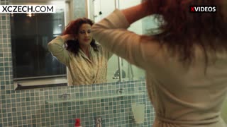 "Schau dir diese sexy MILF an, die in der Dusche neckt - so heiß und nass!"