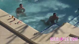 Пенелоп се наслаждава на горещ трио в басейн на открито с интензивно действие