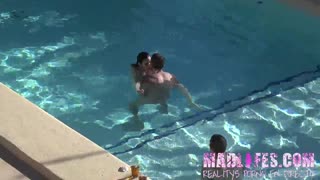 Penelope genießt ein heißes Pool-Dreier draußen mit intensiver Action