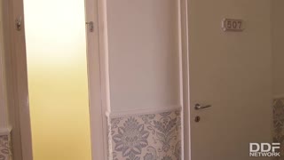 Euro lesber Aisha og Leyla Bentho hard fittelekking på Airbnb