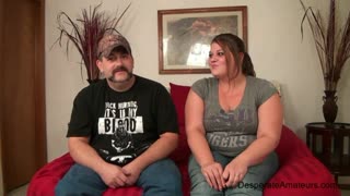 Uită-te la MILF timidă cum dă gag pe pulă mare pentru bani în casting sălbatic la teatru!