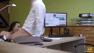 Loan4k. Horni agent uživa u analnom uživanju