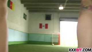 Lezbična nogometna ekipa poje novakinjo z velikimi kurci v grupnem seksu POV