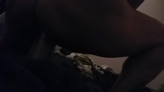 Krągła milfka amatorka wbija przedmioty głęboko w cipkę