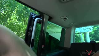 Jeste li vidjeli ovu pohotnu plavušu kako siše kurac i dobiva spermu na sise u kombiju?