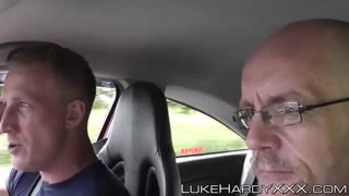 Wah, Lihat Ini! Babe UK Montok Dipalu Keras oleh Luke Hardy dan Temannya di Spitroast Liar