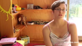 Amatør Immie gnir den naturlige hårete fitta rå!