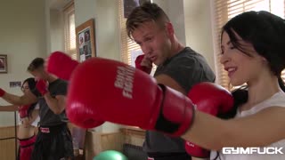 جم سیشن روسی ٹین سانڈرا لوبرک کو پیک فٹنس حاصل کرنے میں مدد کرتی ہے