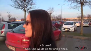 Ich nehme diese dreckige Babe mit großen natürlichen Titten mit, lutsche ihren Schwanz im Van und komme auf ihre rasierte Muschi