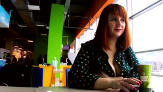 מילף BBW מבזיקה שדיים טבעיים גדולים בקניון ואז רוכבת חזק