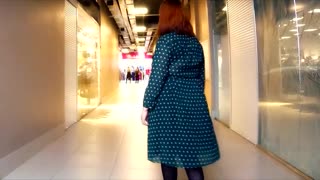 BBW milf pokazuje prirodne krupne sise u trgovini pa tvrdim jaše kurac