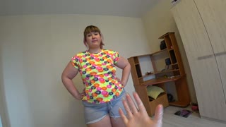 सुंदर बीबीडब्ल्यू मोठ्या अस्ससह टाइट शॉर्ट्समध्ये डॉक्टरच्या अपॉइंटमेंटवर, मेडिकल प्रोसीजर ग्लव्ह्समध्ये, लेसेन्स पीओव्ही