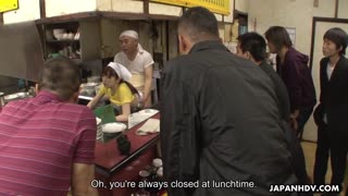 Sexig japansk servitris Asuka uthärdar intensiv gangbang och stökig creampie på överfylld allmän plats