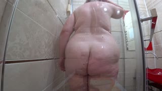 Kigger på kurvet MILF i brusebad med store patter og saftig røv