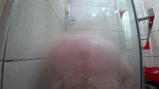 Vireći na curvaceous MILF pod tušem s ogromnim sisama i sočnom guzom