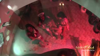 야생 나이트클럽 섹스 파티에서의 미친 듯한 정액 샷 폭발