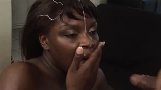 هاوية صغيرة تأخذه بعمق بعد شفط شهي