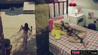 म्हणून मी हेल्पलेस वाटले स्किनी 18+ तरुणी एवा पार्करला रफली फक आणि क्रीमपाय केले