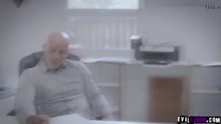 Pomppu pannaan kurvikasta tatuoitua Brett Rossia isoilla tisseillä toimistossa