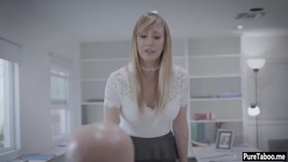 Patron dolgun memeli milf sekreteri ofis masasında sert sikiyor