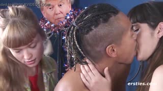 Kuuma amatööri-kolmikko räjähtää hardcore-aktiivisuudessa!