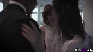 Tri vroče amaterske 18+ punce v hardcore trojki, menjajo se na velikem kurcu z strastjo