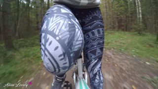 Man, je natte lippen voelen gek aan het zuigen in dit bos!