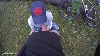 ¡Hombre, tus Labios Mojados se Sienten Locos Chupándomela en el Bosque!