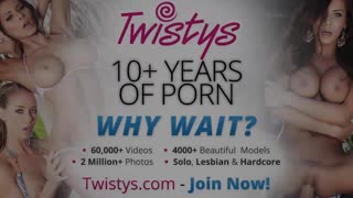 பிரெட் ரோஸி டானி டேனியல்ஸ் ட்விஸ்டிஸில் பெண்-பெண் பேஷன்