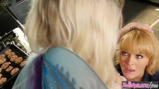 क्रिसी लिन पाइपर पेरी को ट्विस्टिस पर ट्रिक ऑर ट्वाट प्लेजर दिखाती