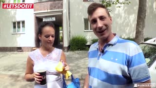 Amatérská německá milf sebrána a drsně šukána ve vanu