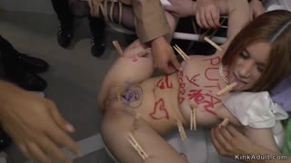 hey, vahşi sürtük açık havada kelepçeli ve anal pounded