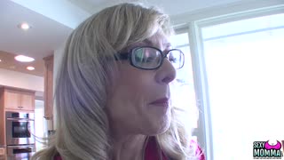 Sexymomma - MILF biedt haar kut aan jonge cutie!