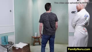 Sıcak Büyük Memeli MILF Yağlı Masaj Seansı Sırasında Buharlanıyor