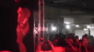 Хеј, погледај овај врући лезбијски тројац на сцени!