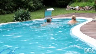 Busty blonde bikini-jenter Victoria Summers og Kayla Green hengir seg til lidenskapelig fitte-licking