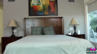 Sexymomma dögös MILF mélyen ujjazza a fiatal punci