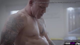 بريت روسي تركب زب ديريك بيرس الغليظ بعمق بعد لحس ودعك كس