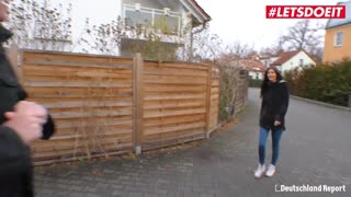 Hej, podívej se na tuhle hubenou německou brunetu, jak ji soused šuká