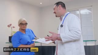 Lékaři na hravé hře - Julie Cash a Keiran Lee ukazují divoké dovednosti u lůžka