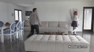 Hej, kdo potřebuje chlupatou piču, když tahle těsná 18+ prdel prosí o to?