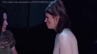 Playmate søde Adriana Chechik og Kissa Sins på magisk regnfuld campingtur