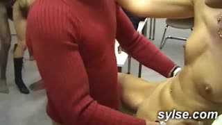 젊은 18+ 레즈비언 틴들이 밀프와 함께 장난감 가지고 노는 캐주얼 스토리